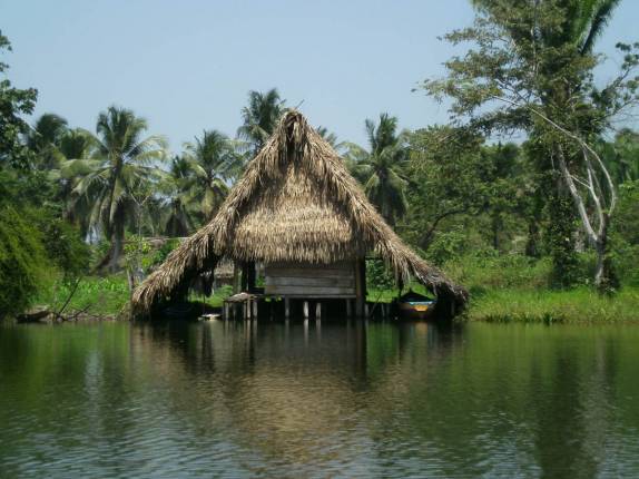 Cabana em afluente do rio Dulce, perto de Livingston, na Guatemala